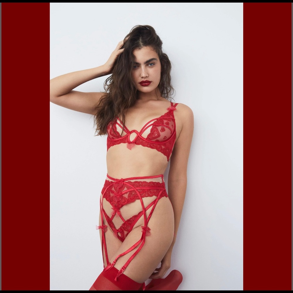 NWT 2 Piece Lace Heart Embroidery Set (Small)